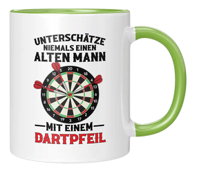 Tasse - Unterschätze niemals einen alten Mann, mit einem Dartpfeil