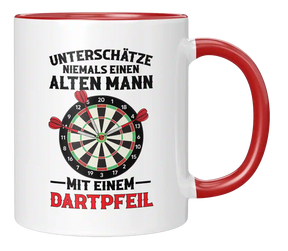 Tasse - Unterschätze niemals einen alten Mann, mit einem Dartpfeil