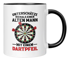 Tasse - Unterschätze niemals einen alten Mann, mit einem Dartpfeil