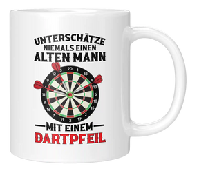 Tasse - Unterschätze niemals einen alten Mann, mit einem Dartpfeil