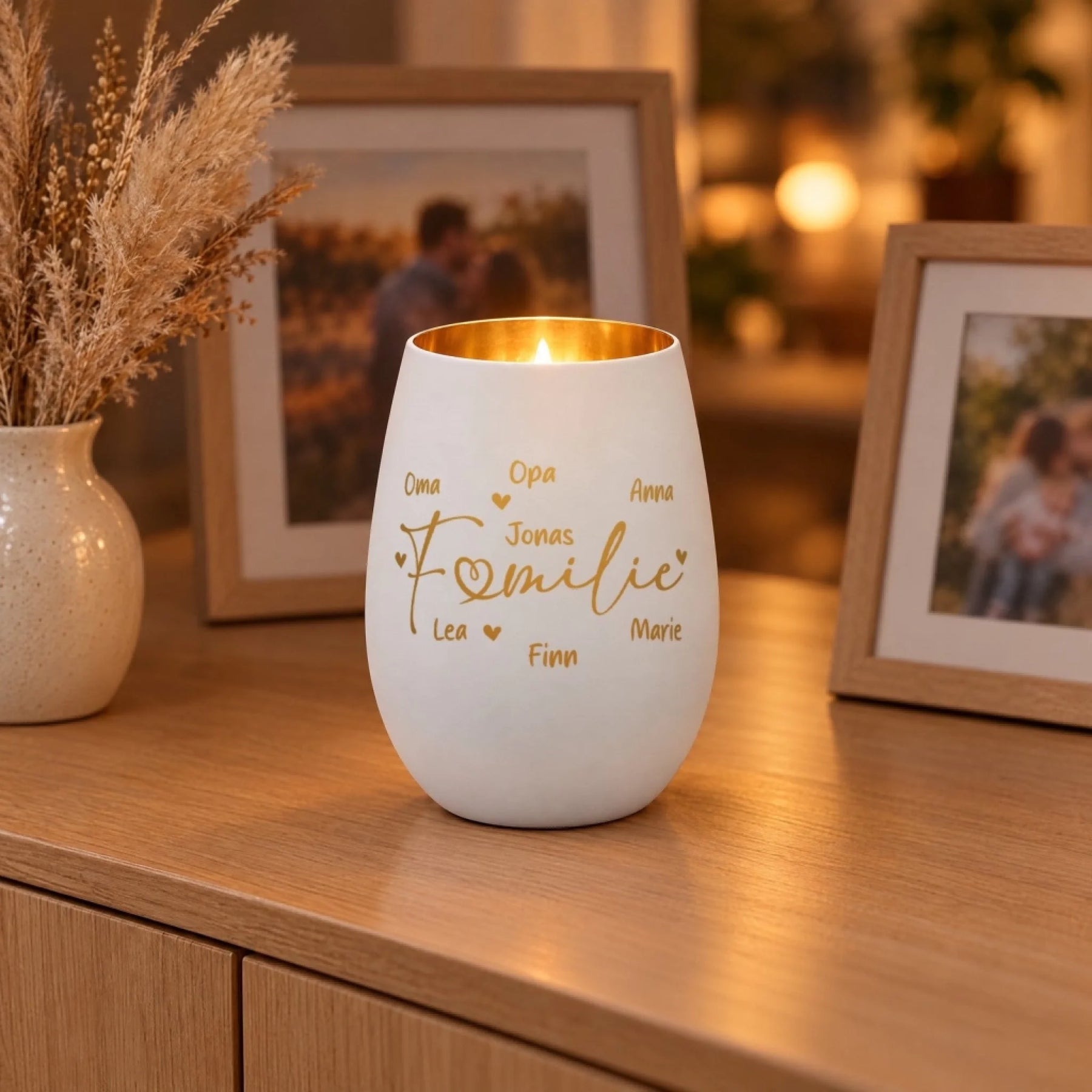 Weißes Familien-Windlicht mit 7 Namen auf dem Sideboard