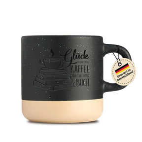 Glück ist eine Tasse Kaffee und ein gutes Buch