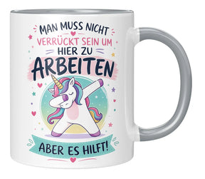 Tasse - Man muss nicht verrückt sein um hier zu arbeiten aber es hilft!