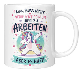 Tasse - Man muss nicht verrückt sein um hier zu arbeiten aber es hilft!