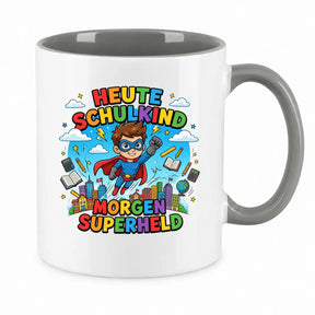 LIEBTASTISCH® Tasse mit Spruch - Heute Schulkind morgen Superheld - lustige Kaffeetasse Einschulung Geschenk Schulanfang Schulkind 2026 - Tschüss Grundschule - {FARBE}